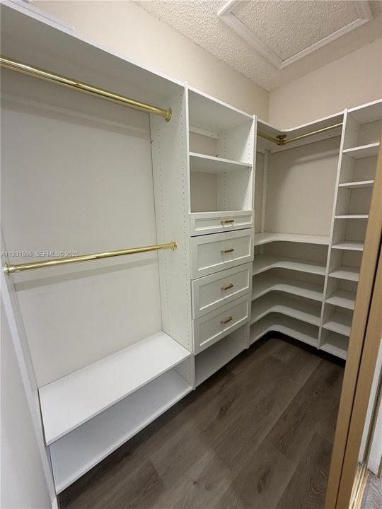 WALK IN CALIFORNIA STYLE CLOSET