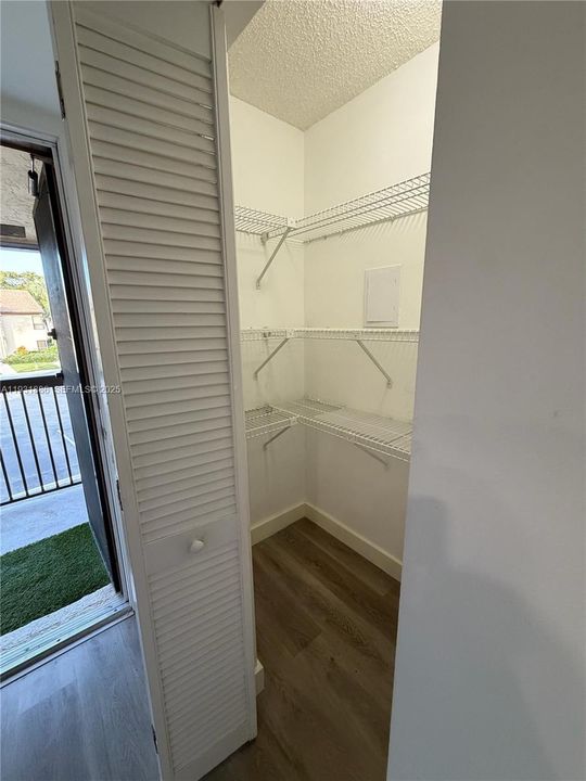 For Sale: $299,999 (2 beds, 2 baths, 1079 Square Feet)