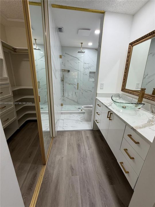 For Sale: $299,999 (2 beds, 2 baths, 1079 Square Feet)