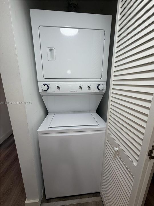 For Sale: $299,999 (2 beds, 2 baths, 1079 Square Feet)