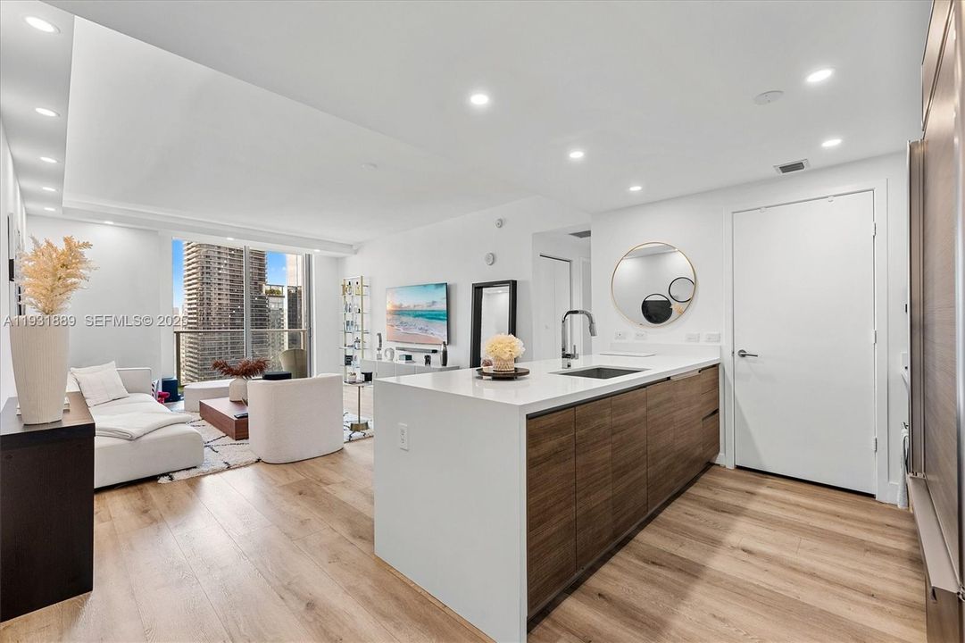 For Rent: $3,900 (1 beds, 1 baths, 812 Square Feet)