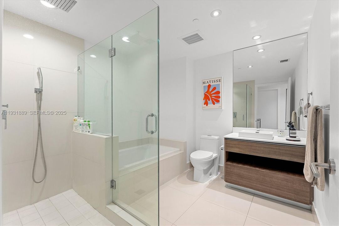 For Rent: $3,900 (1 beds, 1 baths, 812 Square Feet)