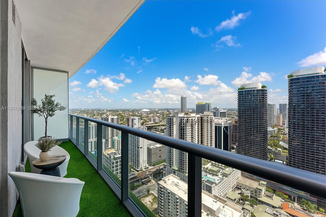 For Rent: $3,900 (1 beds, 1 baths, 812 Square Feet)