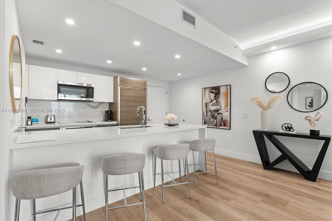 For Rent: $3,900 (1 beds, 1 baths, 812 Square Feet)