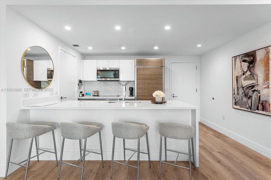 For Rent: $3,900 (1 beds, 1 baths, 812 Square Feet)