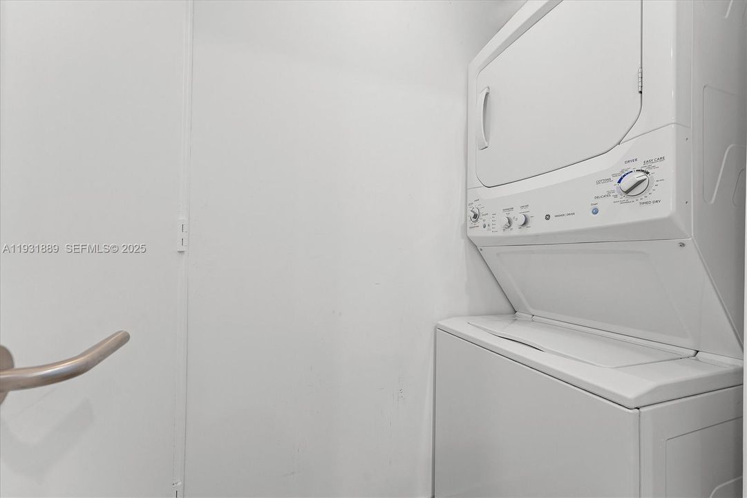 For Rent: $3,900 (1 beds, 1 baths, 812 Square Feet)