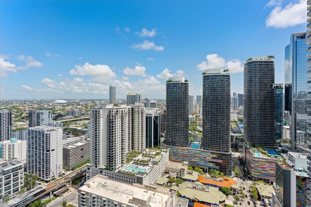 For Rent: $3,900 (1 beds, 1 baths, 812 Square Feet)