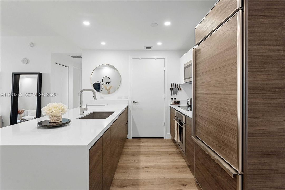 For Rent: $3,900 (1 beds, 1 baths, 812 Square Feet)