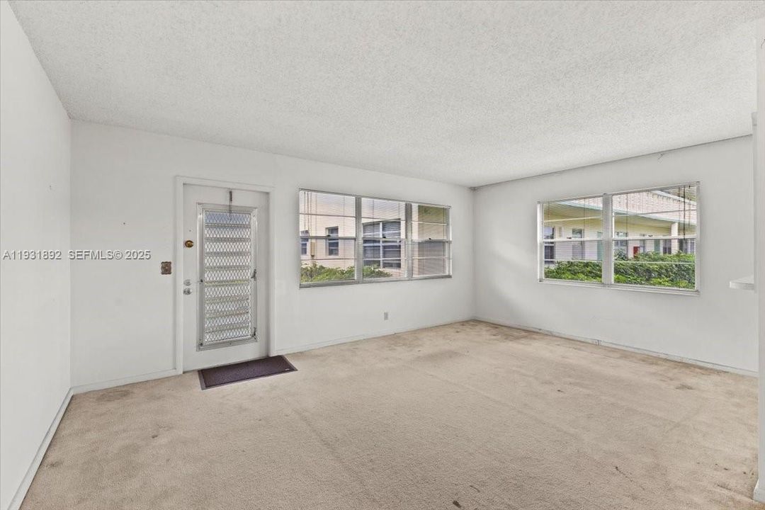 For Sale: $85,000 (1 beds, 1 baths, 700 Square Feet)