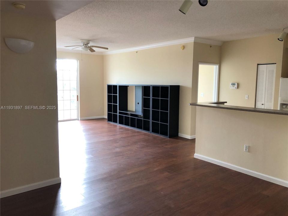 出租: $2,500 (2 贝兹, 2 浴室, 1121 平方英尺)