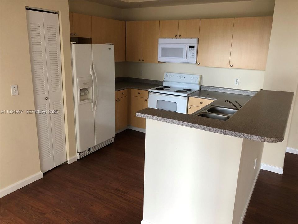 出租: $2,500 (2 贝兹, 2 浴室, 1121 平方英尺)