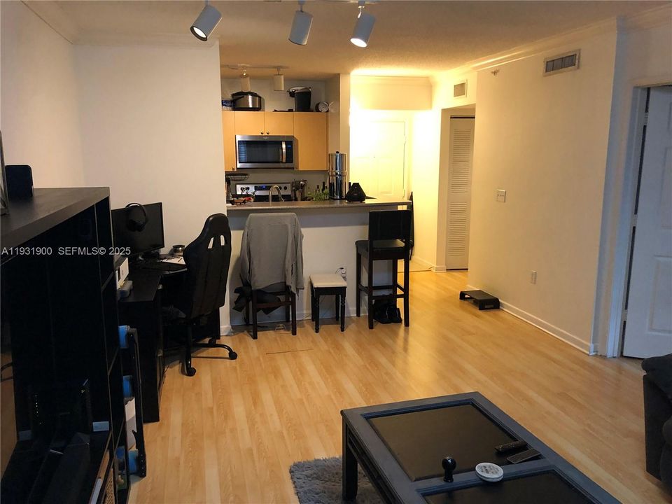 待售: $259,000 (1 贝兹, 1 浴室, 736 平方英尺)