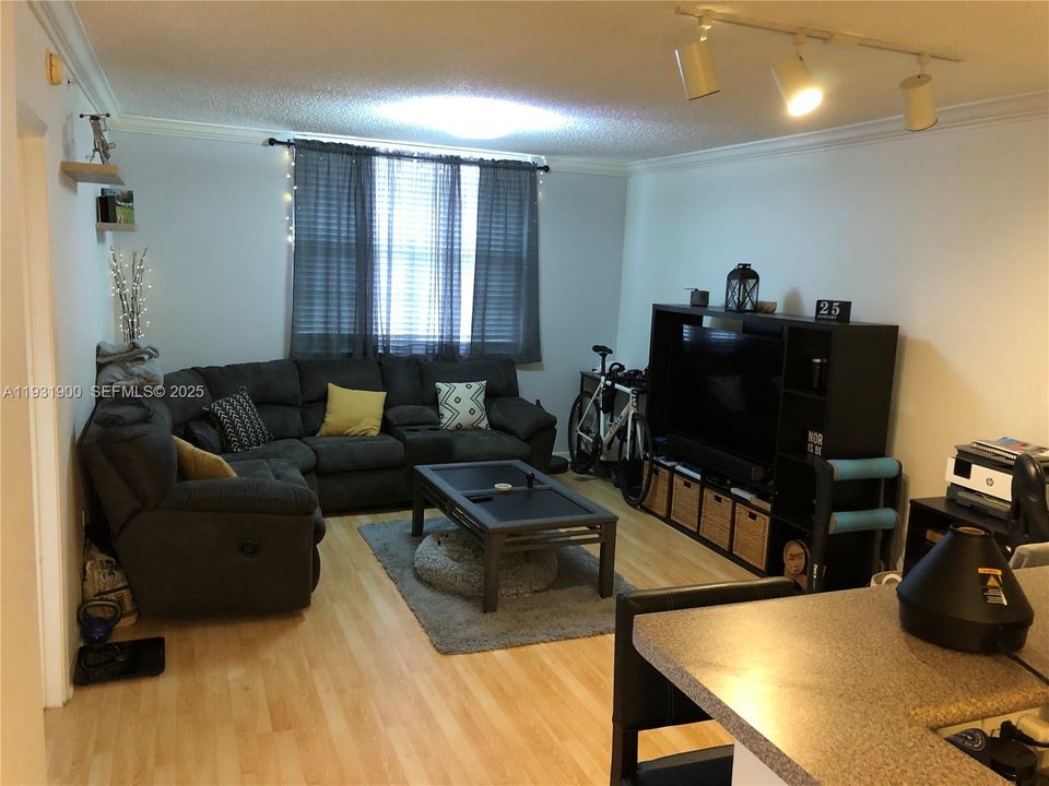 待售: $259,000 (1 贝兹, 1 浴室, 736 平方英尺)