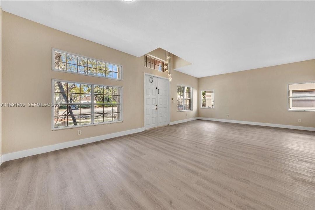 出租: $5,800 (4 贝兹, 2 浴室, 2172 平方英尺)