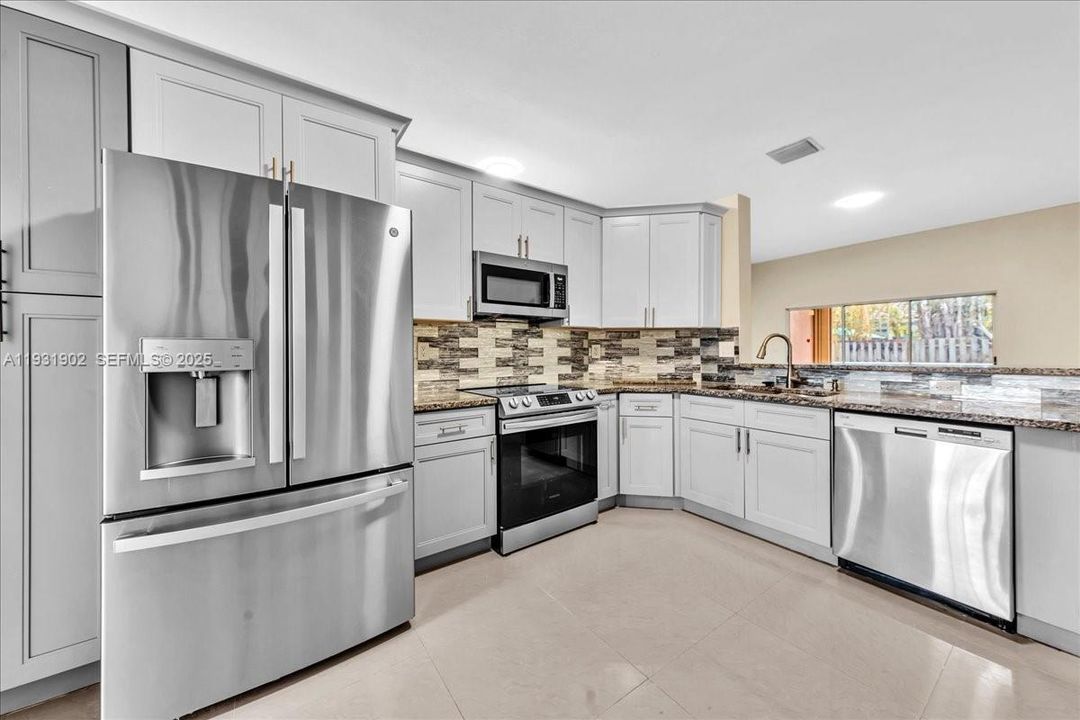 出租: $5,800 (4 贝兹, 2 浴室, 2172 平方英尺)