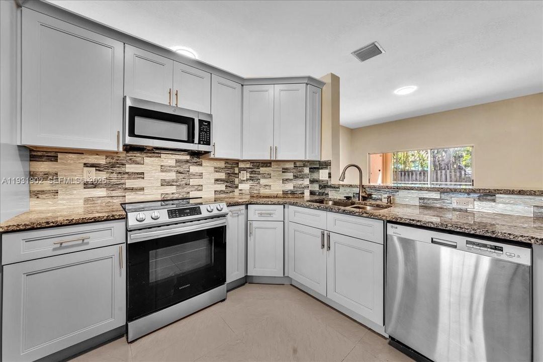 出租: $5,800 (4 贝兹, 2 浴室, 2172 平方英尺)