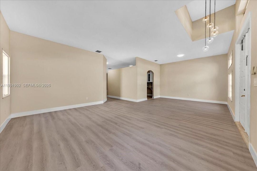 出租: $5,800 (4 贝兹, 2 浴室, 2172 平方英尺)