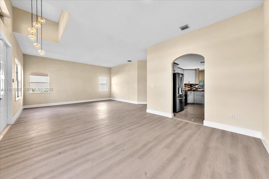 出租: $5,800 (4 贝兹, 2 浴室, 2172 平方英尺)