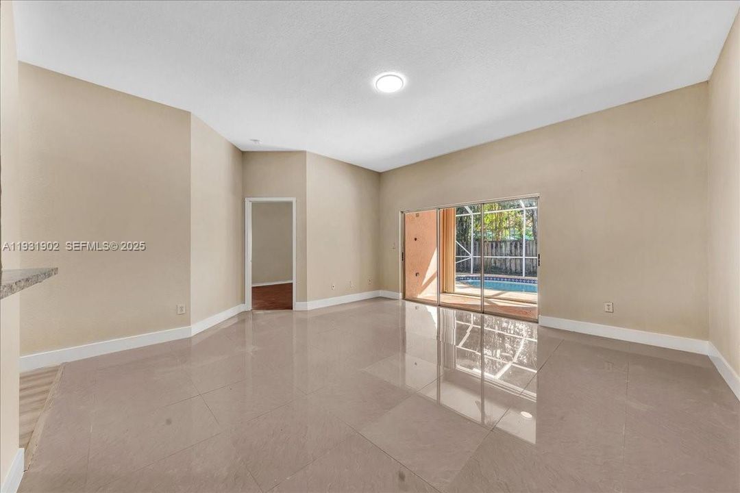 出租: $5,800 (4 贝兹, 2 浴室, 2172 平方英尺)