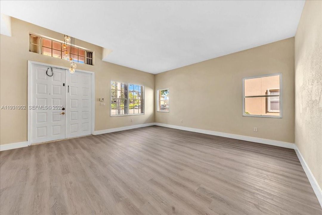 出租: $5,800 (4 贝兹, 2 浴室, 2172 平方英尺)