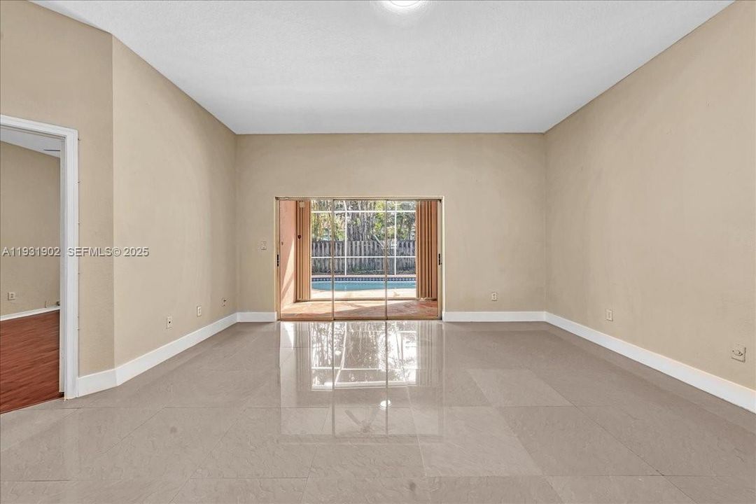 出租: $5,800 (4 贝兹, 2 浴室, 2172 平方英尺)