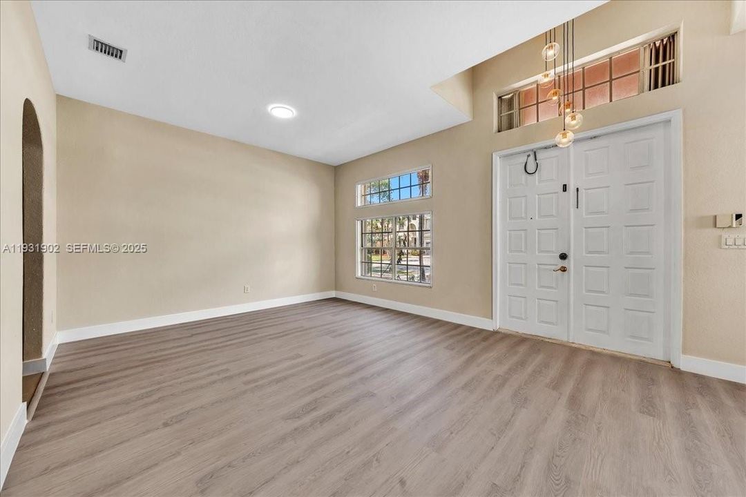 出租: $5,800 (4 贝兹, 2 浴室, 2172 平方英尺)