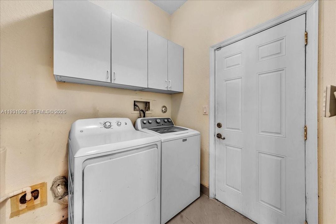 出租: $5,800 (4 贝兹, 2 浴室, 2172 平方英尺)