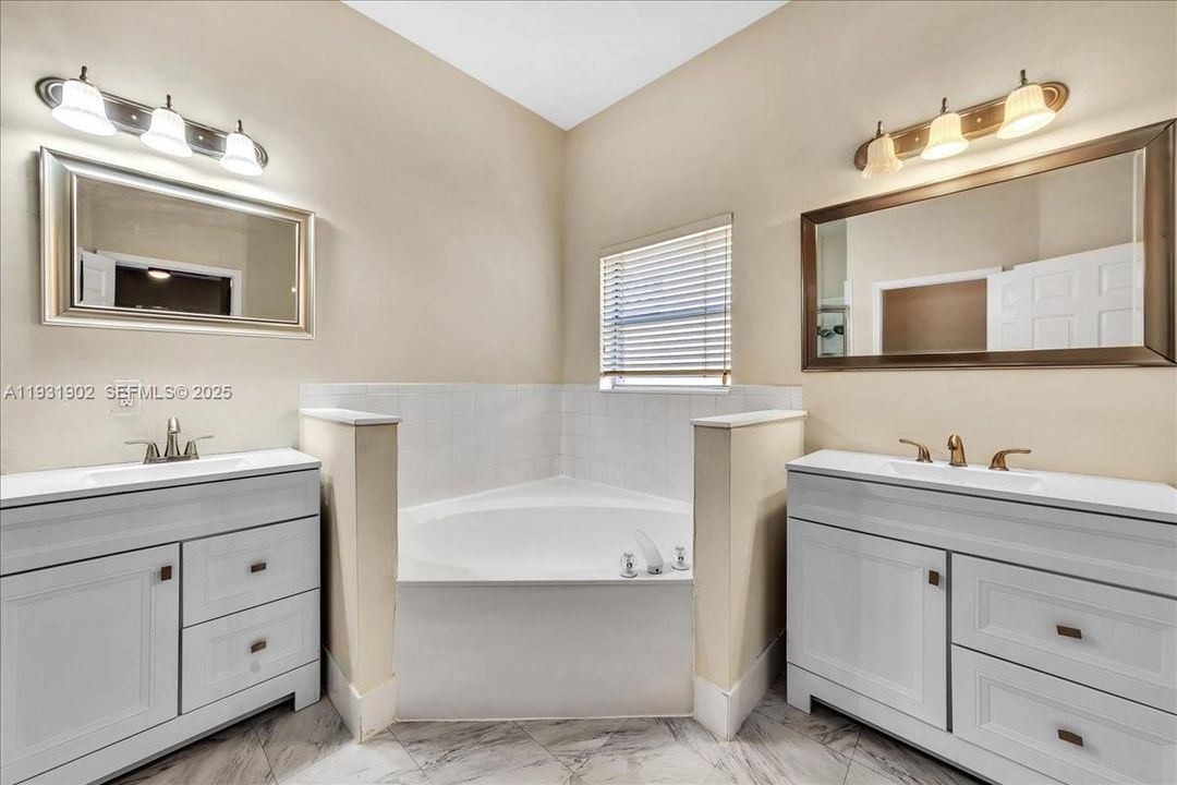 出租: $5,800 (4 贝兹, 2 浴室, 2172 平方英尺)