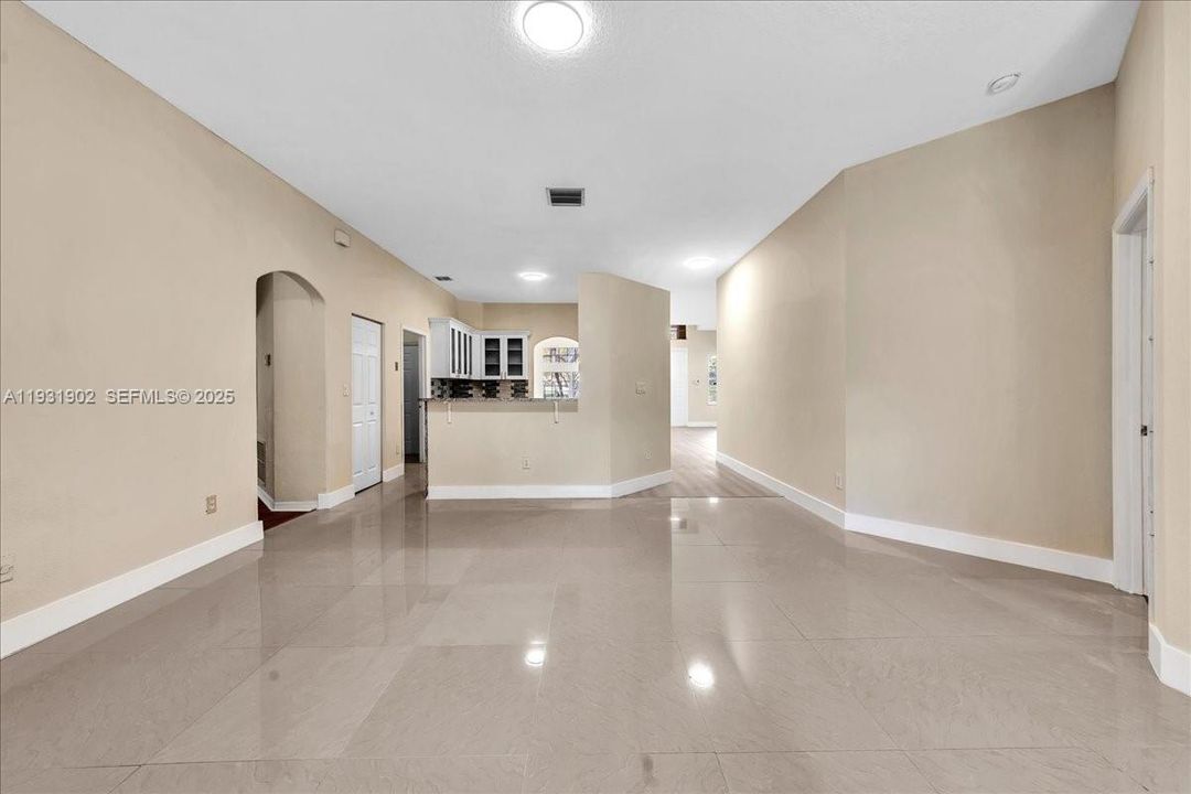 出租: $5,800 (4 贝兹, 2 浴室, 2172 平方英尺)