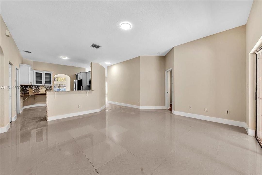 出租: $5,800 (4 贝兹, 2 浴室, 2172 平方英尺)