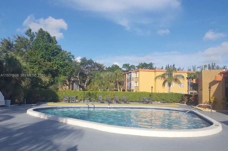 For Sale: $135,000 (1 beds, 1 baths, 695 Square Feet)