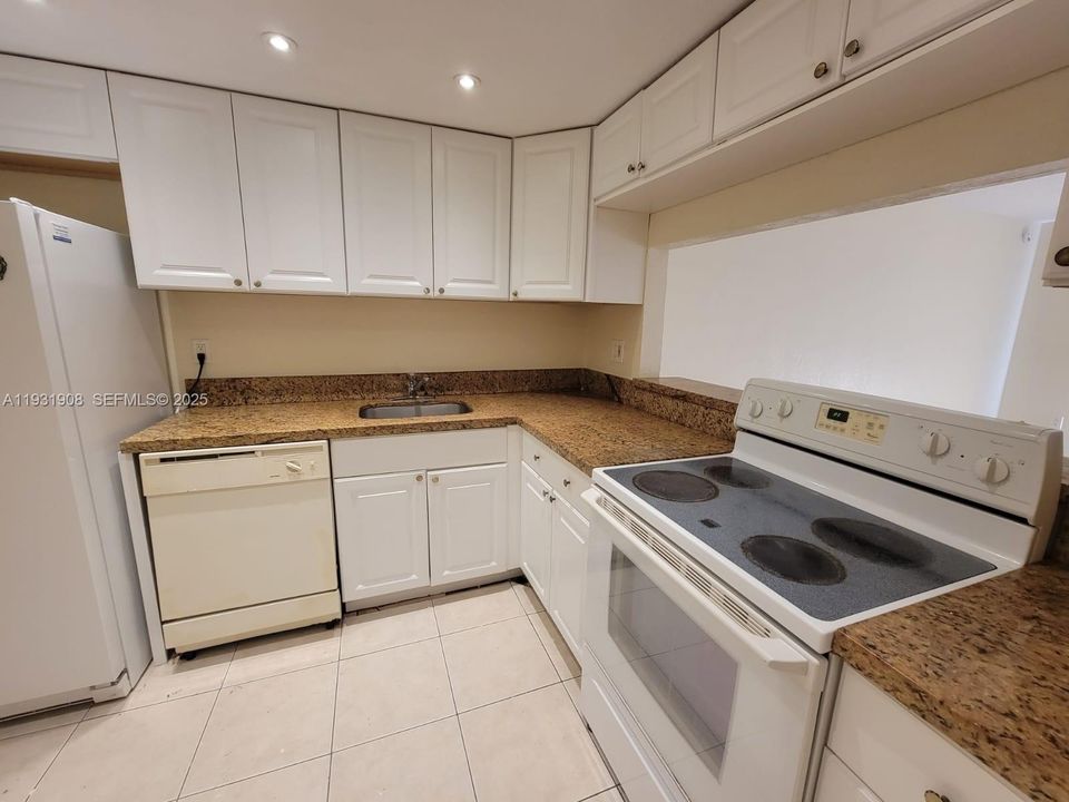 For Sale: $135,000 (1 beds, 1 baths, 695 Square Feet)