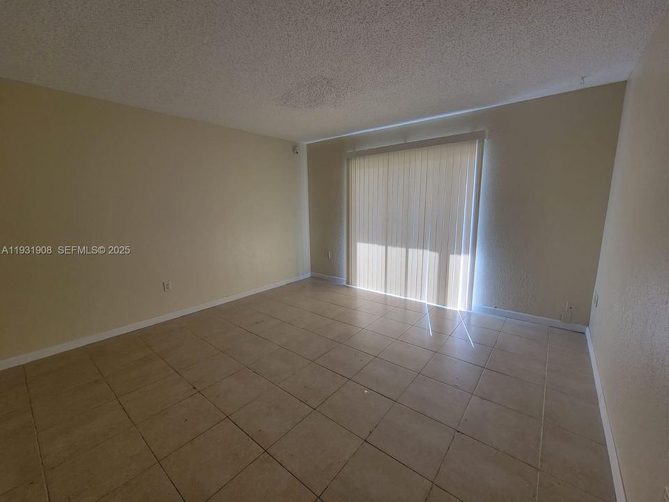 For Sale: $135,000 (1 beds, 1 baths, 695 Square Feet)
