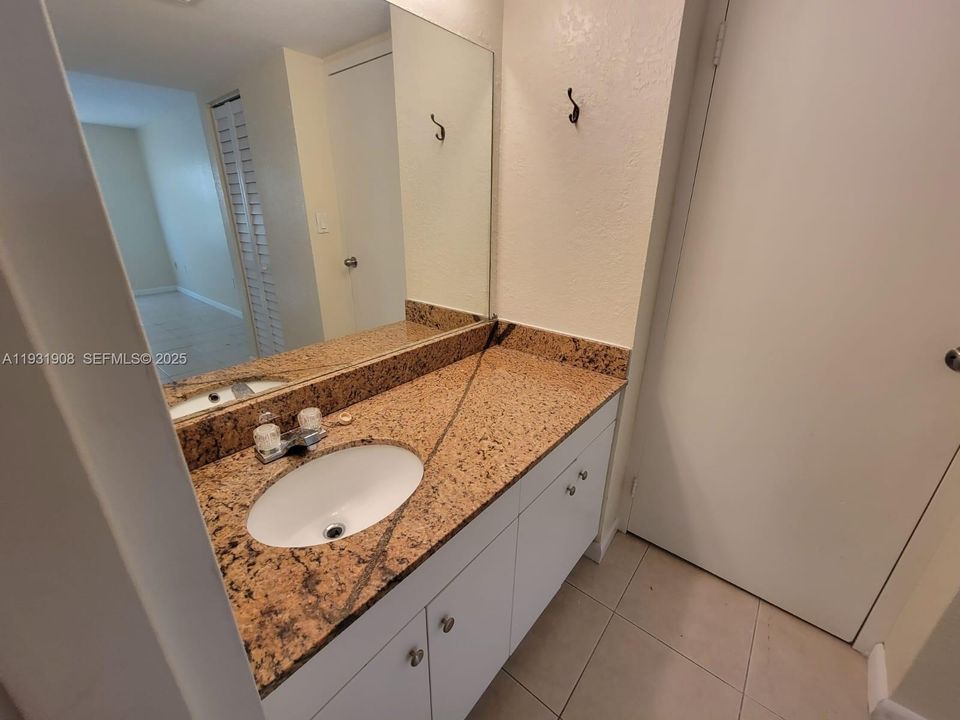 For Sale: $135,000 (1 beds, 1 baths, 695 Square Feet)