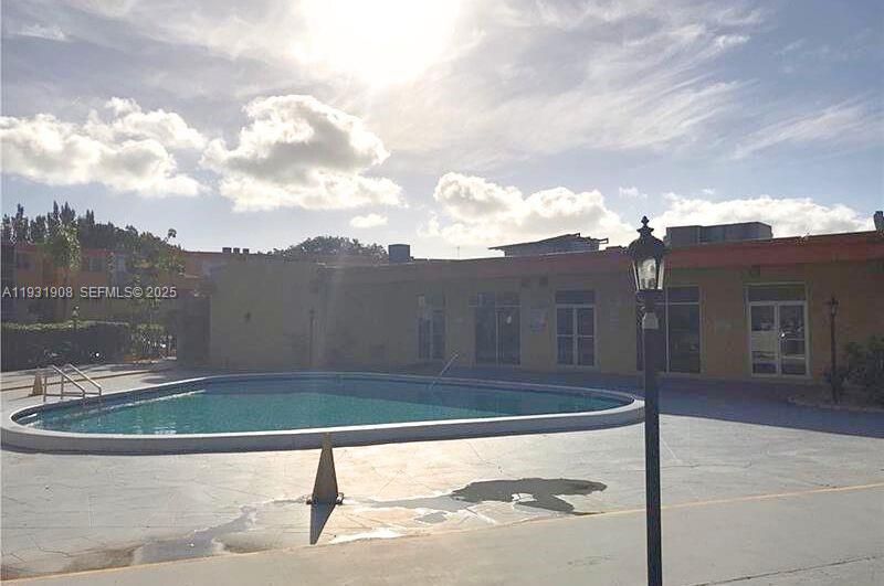 For Sale: $135,000 (1 beds, 1 baths, 695 Square Feet)