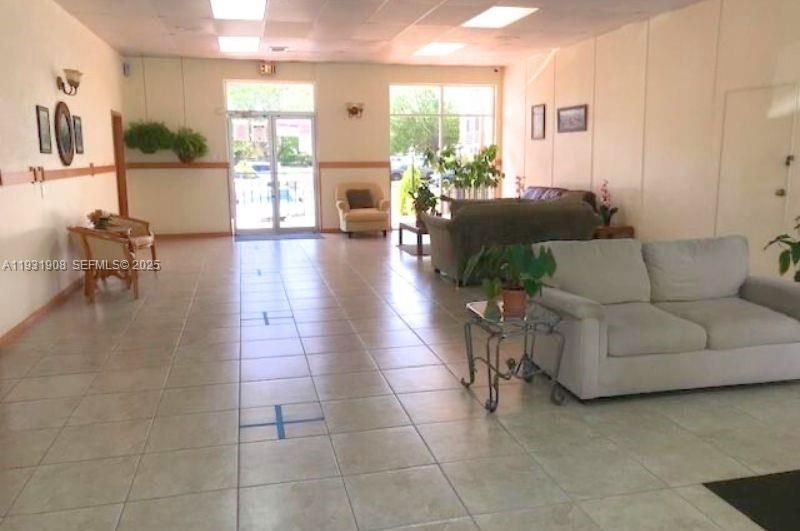 For Sale: $135,000 (1 beds, 1 baths, 695 Square Feet)