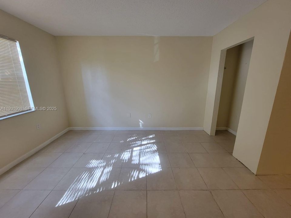 For Sale: $135,000 (1 beds, 1 baths, 695 Square Feet)