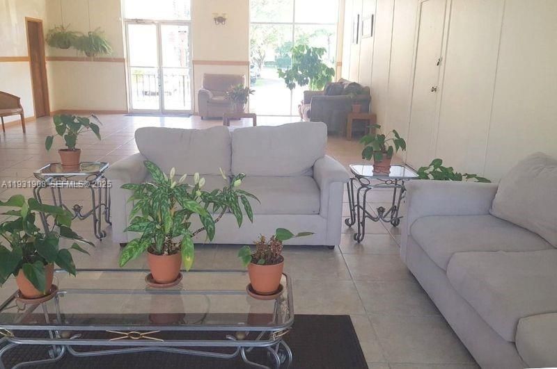 For Sale: $135,000 (1 beds, 1 baths, 695 Square Feet)