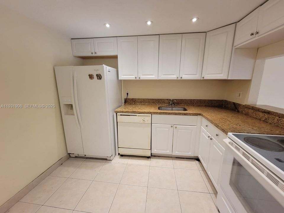 For Sale: $135,000 (1 beds, 1 baths, 695 Square Feet)