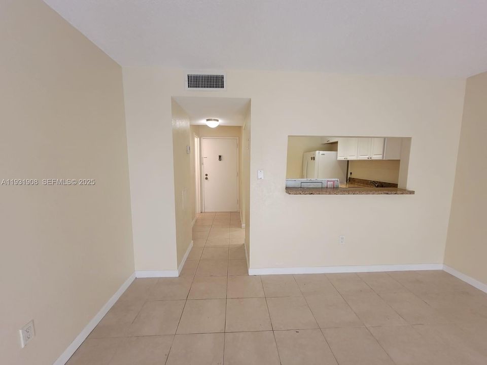 For Sale: $135,000 (1 beds, 1 baths, 695 Square Feet)