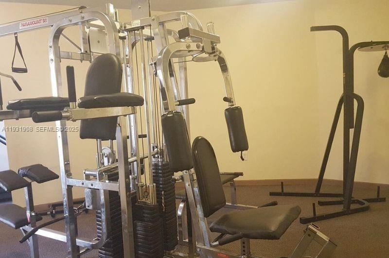 For Sale: $135,000 (1 beds, 1 baths, 695 Square Feet)