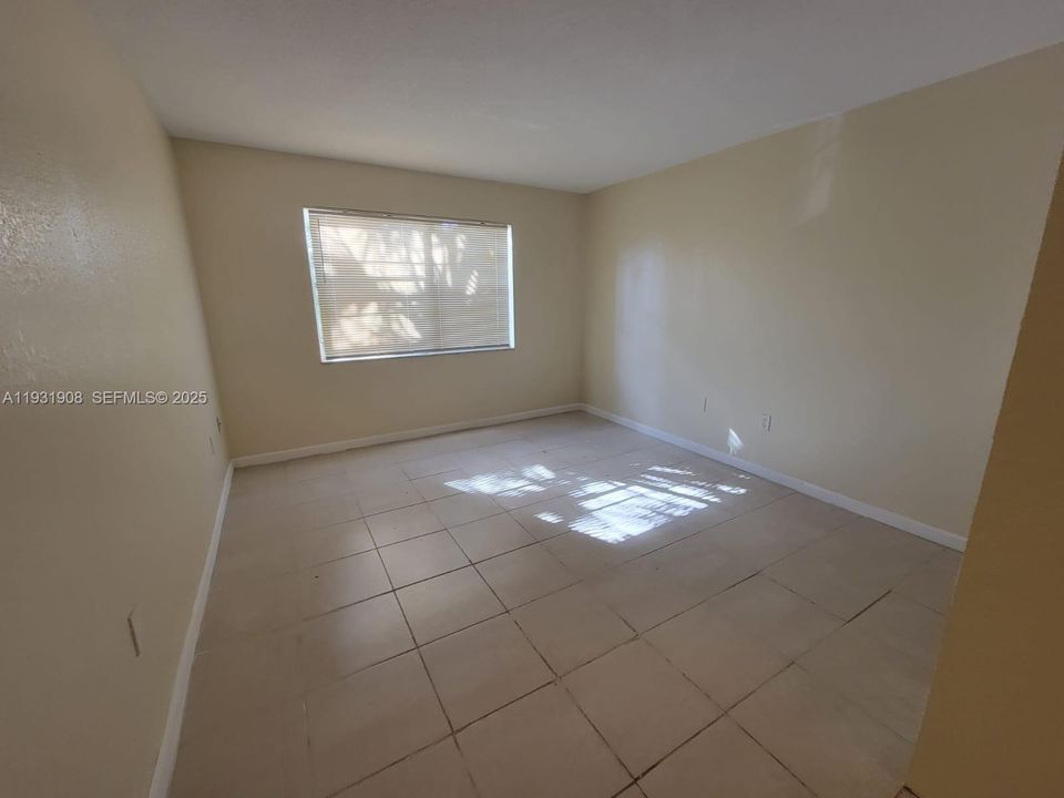 For Sale: $135,000 (1 beds, 1 baths, 695 Square Feet)
