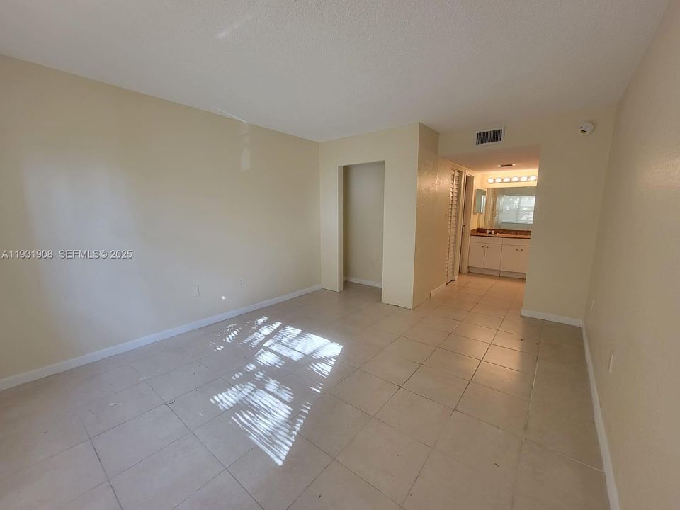 For Sale: $135,000 (1 beds, 1 baths, 695 Square Feet)