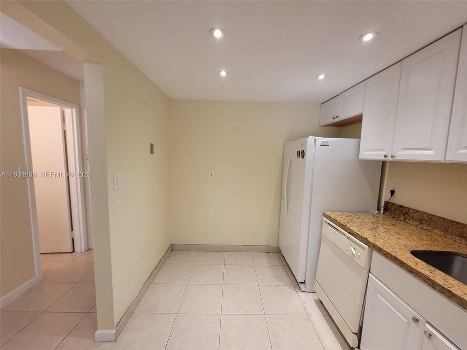 For Sale: $135,000 (1 beds, 1 baths, 695 Square Feet)