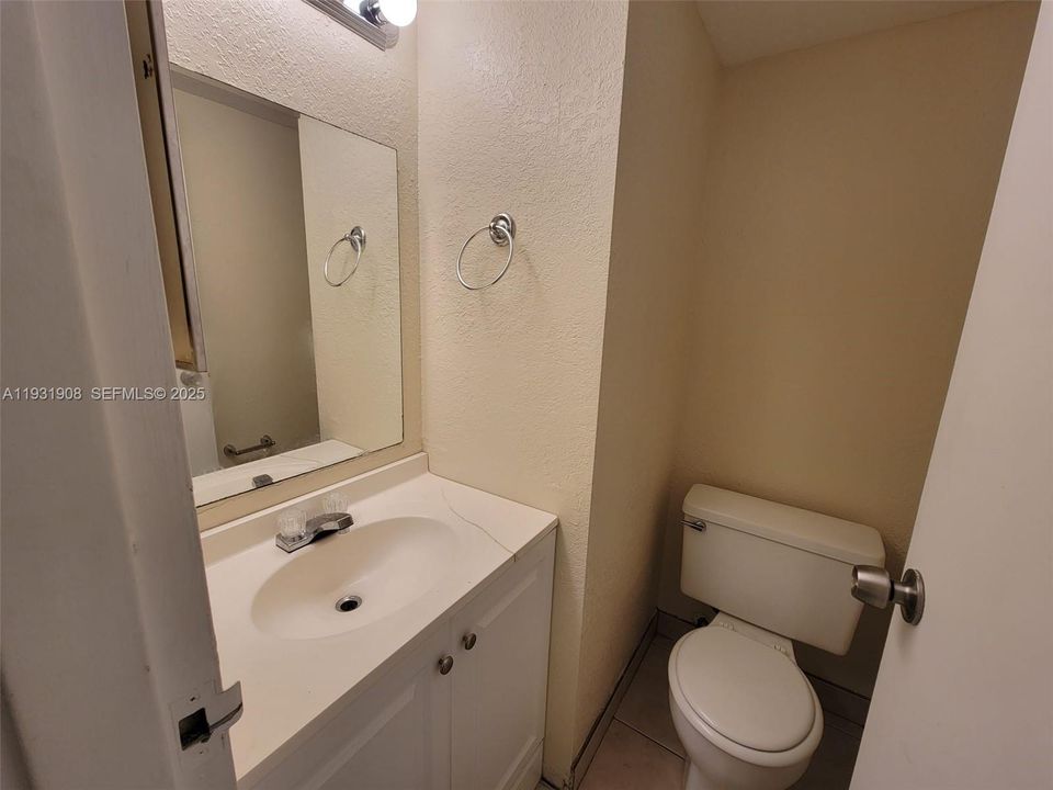 For Sale: $135,000 (1 beds, 1 baths, 695 Square Feet)