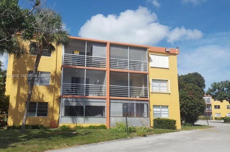 For Sale: $135,000 (1 beds, 1 baths, 695 Square Feet)