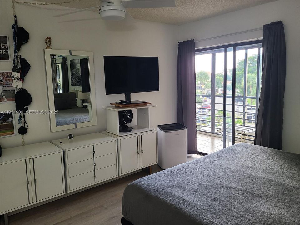 出租: $1,900 (2 贝兹, 2 浴室, 1100 平方英尺)