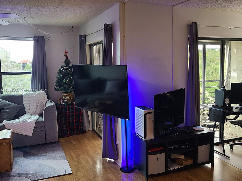 出租: $1,900 (2 贝兹, 2 浴室, 1100 平方英尺)