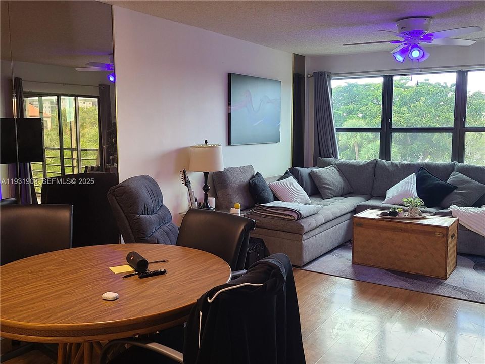 出租: $1,900 (2 贝兹, 2 浴室, 1100 平方英尺)