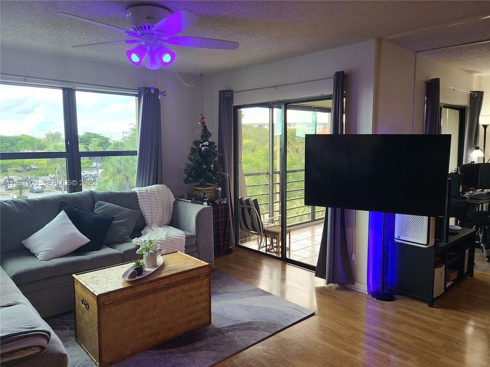 出租: $1,900 (2 贝兹, 2 浴室, 1100 平方英尺)